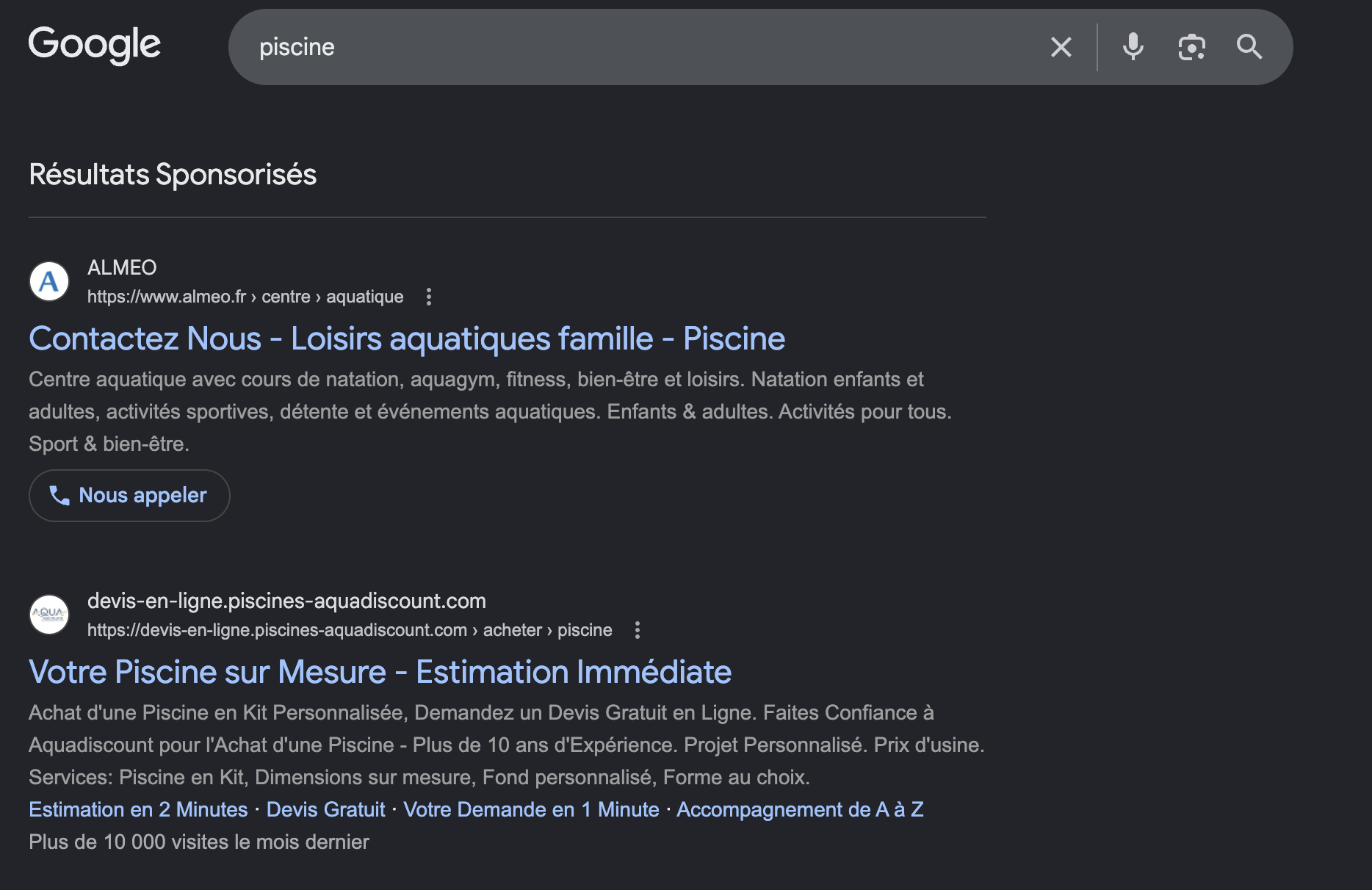 Une page de résultats Google pour la recherche « piscine » : les deux premiers résultats sont des annonces sponsorisées, affichées avant les résultats naturels.