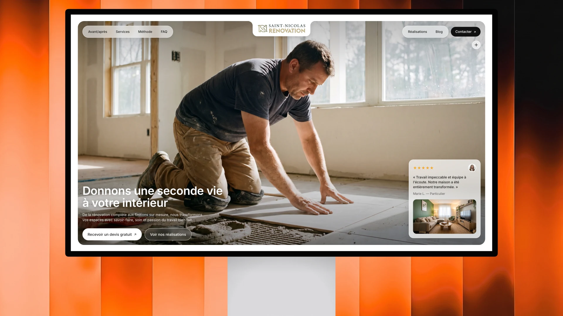 Le site d'une entreprise de rénovation affiché sur un écran : grande photo d'un artisan posant un carrelage, titre « Donnons une seconde vie à votre intérieur » et bouton de demande de devis.